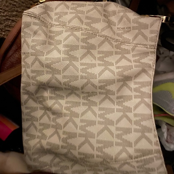 Beige Michael kors purse - cross body - used like new - Picture 1 of 2